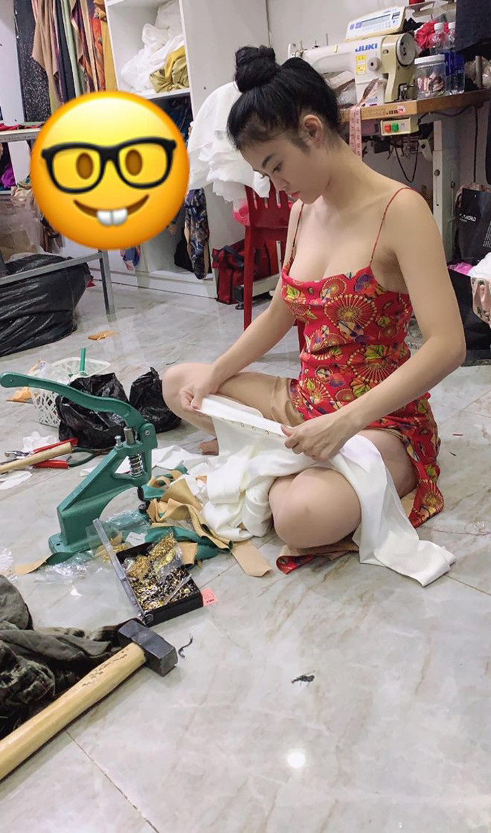 Ngoài việc ăn mặc sexy khi làm mẫu thời trang, “hoa hậu ăn chơi nhất Sài Thành” còn rất chịu hở trong váy áo hàng ngày.