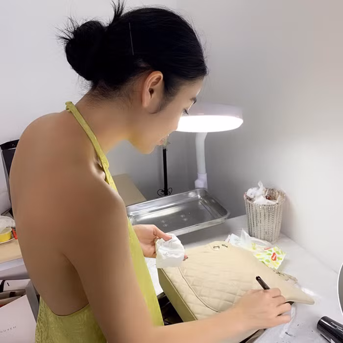 Dường như quá tự hào về ngoại hình, Hoa hậu Việt Nam Hoàn cầu luôn tìm cách khoe triệt để ngay cả khi làm việc.