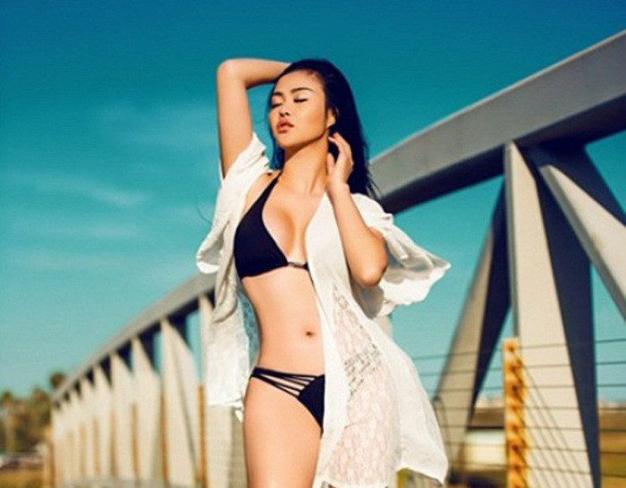 Ảnh mặc bikini không thể hở hơn tràn ngập trang cá nhân nàng hậu.