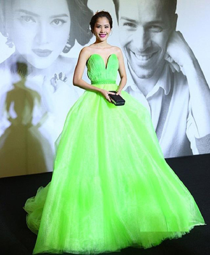 Theo thời gian, đặc biệt sau lùm xùm tình cảm với Trường Giang, mỹ nhân sinh năm 1996 có sự trượt dài trong cách ăn mặc, liên tục bị xếp vào danh sách sao mặc xấu. Có thời điểm, Nam Em bị chê lên chê xuống vì những bộ đầm khiến cô già trước tuổi.