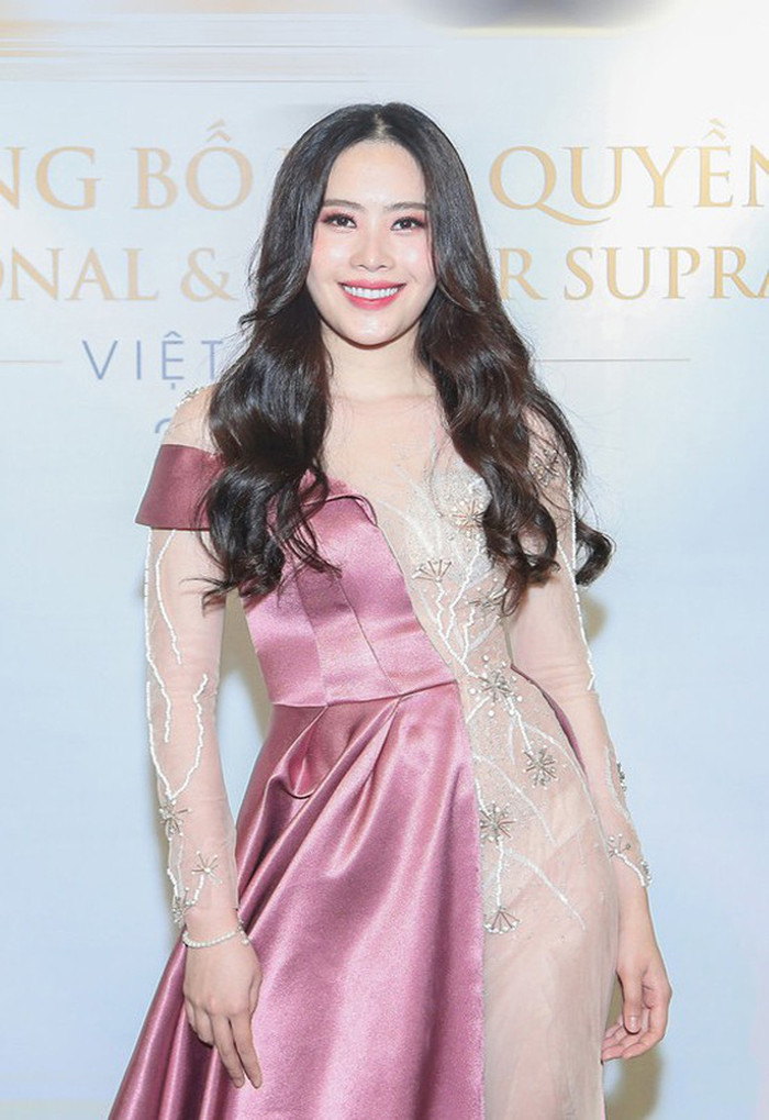 Việc trang điểm khó hiểu cũng khiến hoa khôi trở nên già chát. Dù chưa kết hôn nhưng không ít người nhận xét cô giống như những mệnh phụ phu nhân.