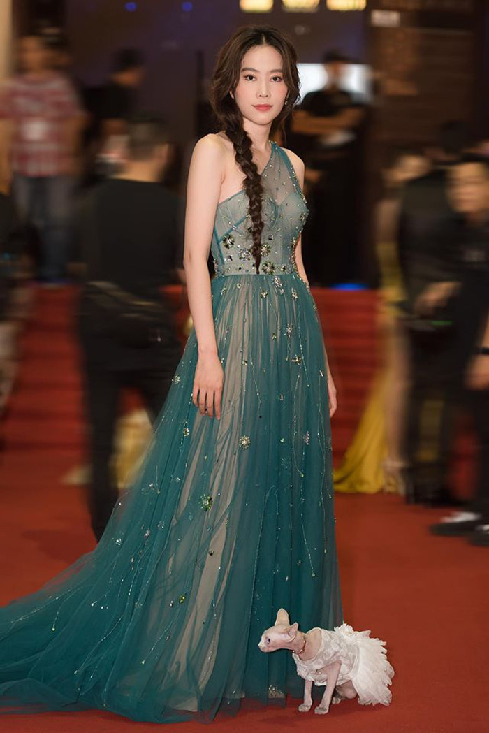 Chất liệu xuyên thấu từng khiến không ít mỹ nhân gặp sự cố trang phục. Vậy nhưng Nam Em lại cực kỳ cao tay khi chọn bộ đầm thêm lớp lót cup ngực vừa sexy vừa kín đáo.