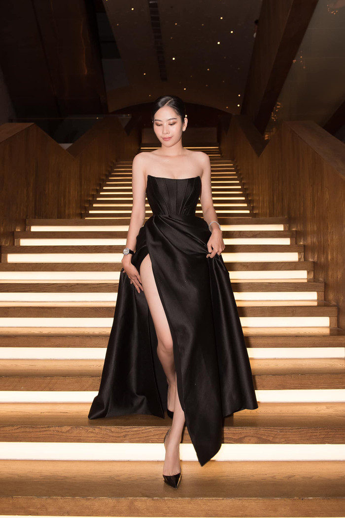 Ở sự kiện họp báo phim “Chị Mười Ba – 3 ngày sinh tử”, nàng hậu gây bất ngờ với hình ảnh sang chảnh trong váy đen cúp ngực tôn nước da trắng và vai gầy gợi cảm.