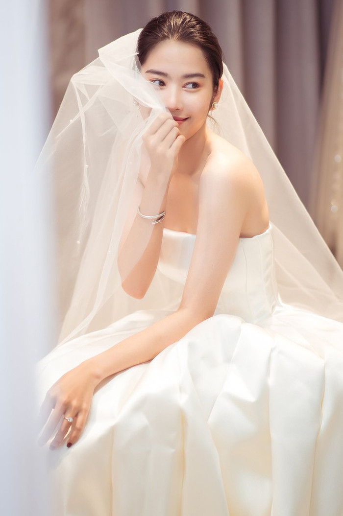 Ngoài khen ngợi nhan sắc đỉnh cao, fans hết lòng mong Nam Em sớm tìm được bến đỗ sau sóng gió tình cảm. Ảnh: Instagram NV.