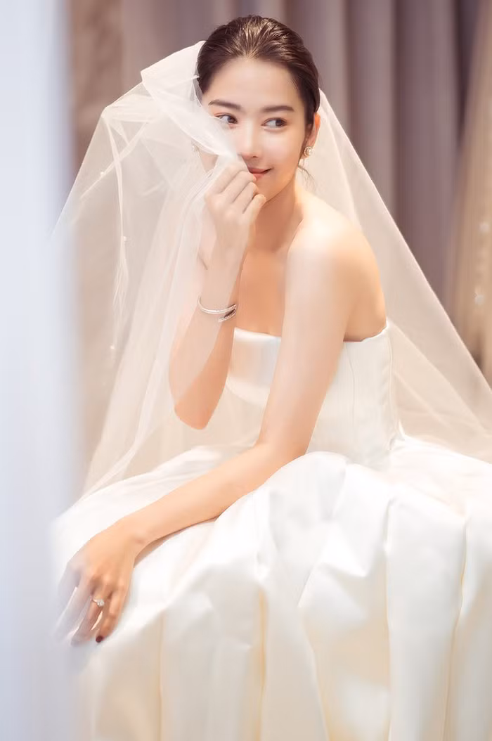 Ngoài khen ngợi nhan sắc đỉnh cao, fans hết lòng mong Nam Em sớm tìm được bến đỗ sau sóng gió tình cảm. Ảnh: Instagram NV.