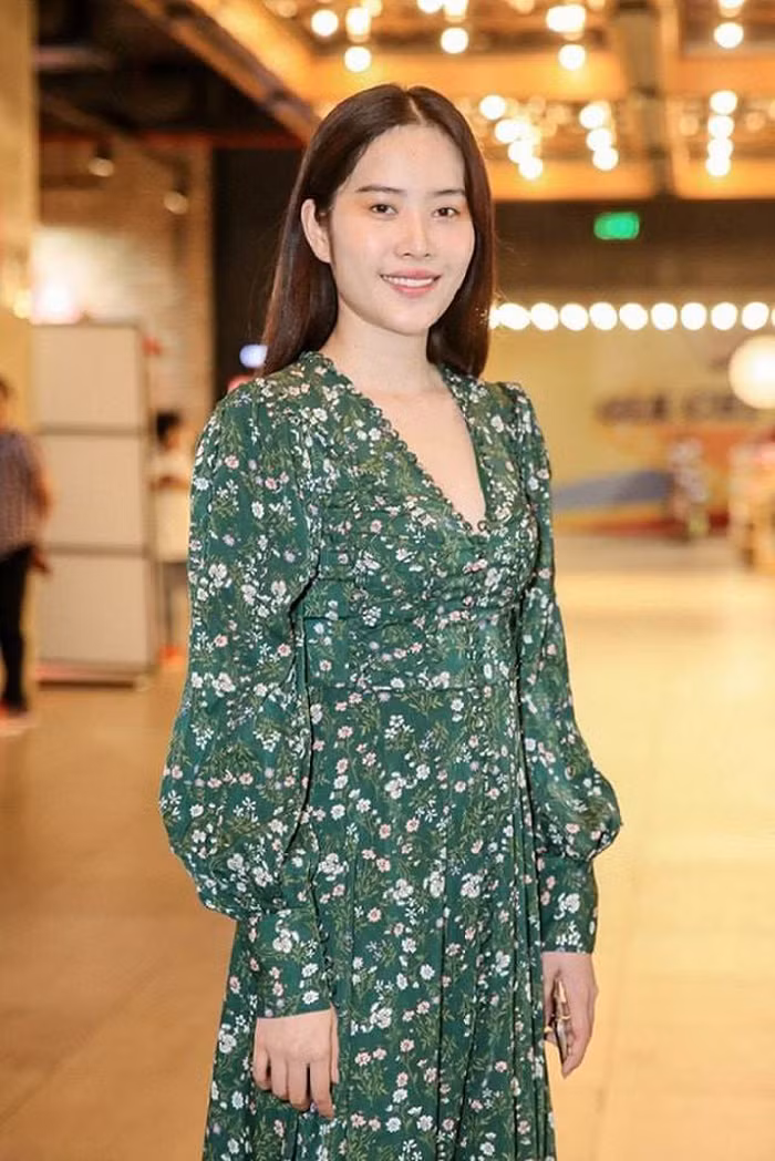 Rõ ràng nhan sắc thuộc hàng top của Vbiz song thiếu tinh tế trong trang phục khiến cô nàng bị nuốt dáng không thương tiếc.