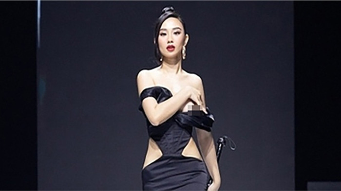 Chiếc áo “phản chủ” vô tình khiến bông hậu lộ bầu ngực trước hàng ngàn người theo dõi.