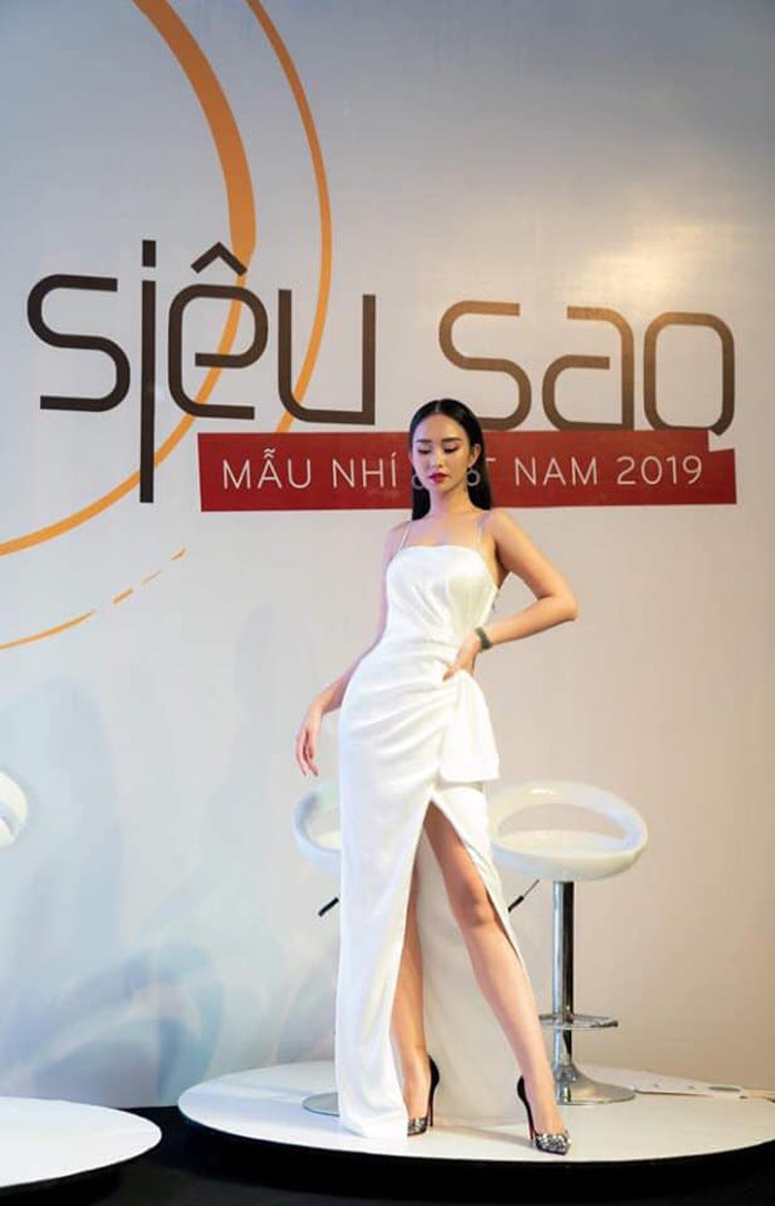 Hương Trà thường xuất hiện với những thiết kế hai dây khoe vai trần thanh mảnh.