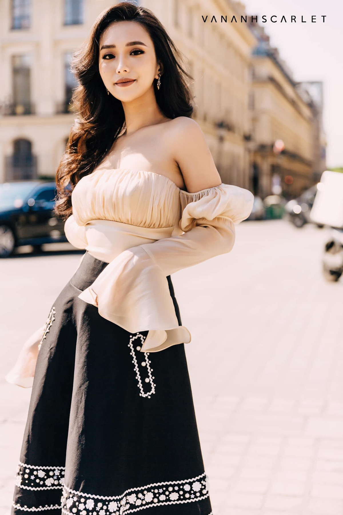 Hoặc những bộ đầm cúp ngực khoe khéo nước da mịn màng cùng xương quai xanh gợi cảm.