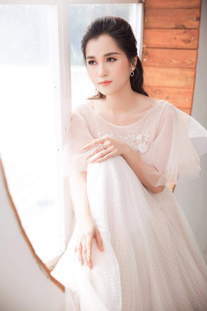 Không còn vẻ xuề xòa trước đây, diễn viên Lâm Vỹ Dạ rất “cao tay” khi lựa chọn trang phục tôn điểm mạnh vóc dáng, giấu nhẹm khuyết điểm hình thể.