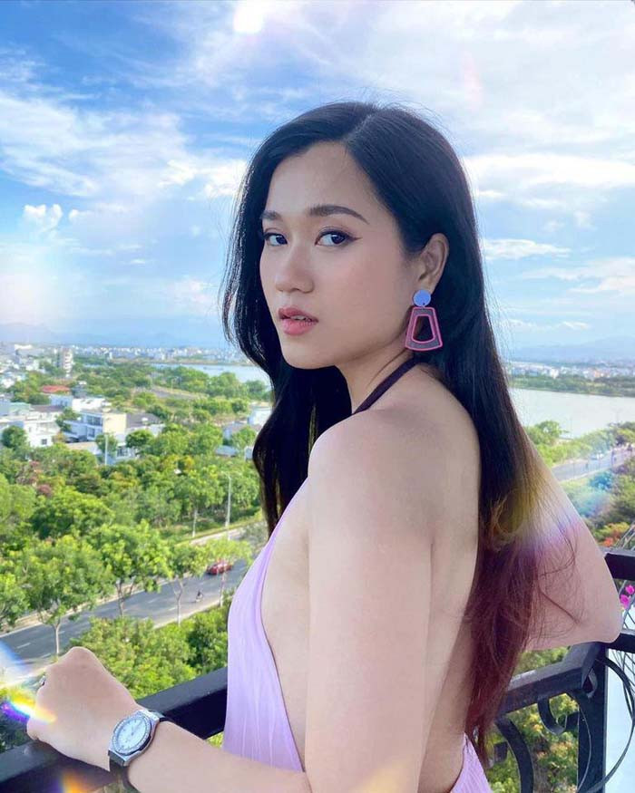 Nữ diễn viên khác lạ nhưng muôn phần sexy trong chiếc đầm yếm hở lưng trần.