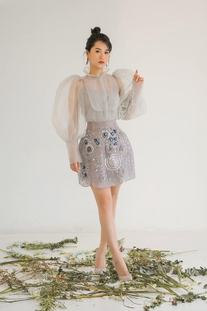 Bên cạnh lựa chọn trang phục thông minh, Lâm Vỹ Dạ thường xuyên chọn giày cao gót mũi nhọn tông nude. Không chỉ dễ phối đồ, giày nude còn mang lại hiệu ứng hack dáng ngoạn mục.