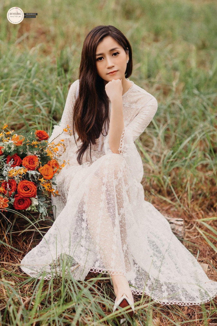 Biết được điểm yếu bụng dưới tròn đầy, Lâm Vỹ Dạ thường xuyên lựa chọn váy có điểm nhấn vòng 2, xòe rộng bên dưới nhằm che đi phần bụng kém xinh.