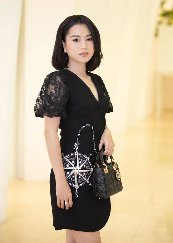 Ngoài yếu tố cân nặng, tinh tế trong phối đồ giúp diễn viên sinh năm 1989 có vẻ bề ngoài hack tuổi.