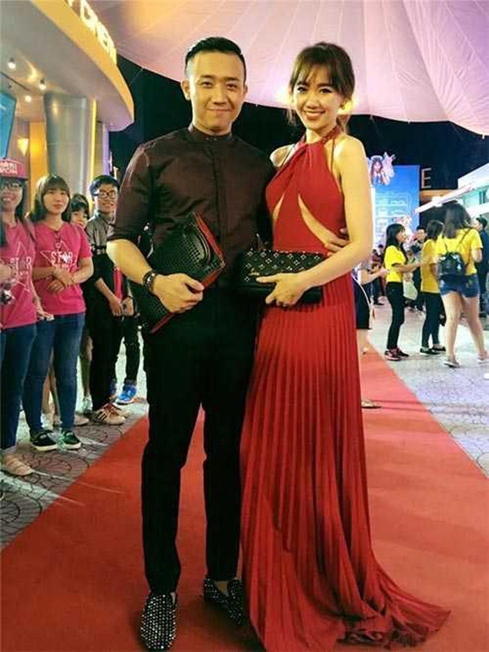 Đôi khi, giọng ca Anh cứ đi đi không ngần ngại thử sức với thiết kế underboob hở chân ngực từng được lăng xê bởi loạt sao trong nước cũng như quốc tế.