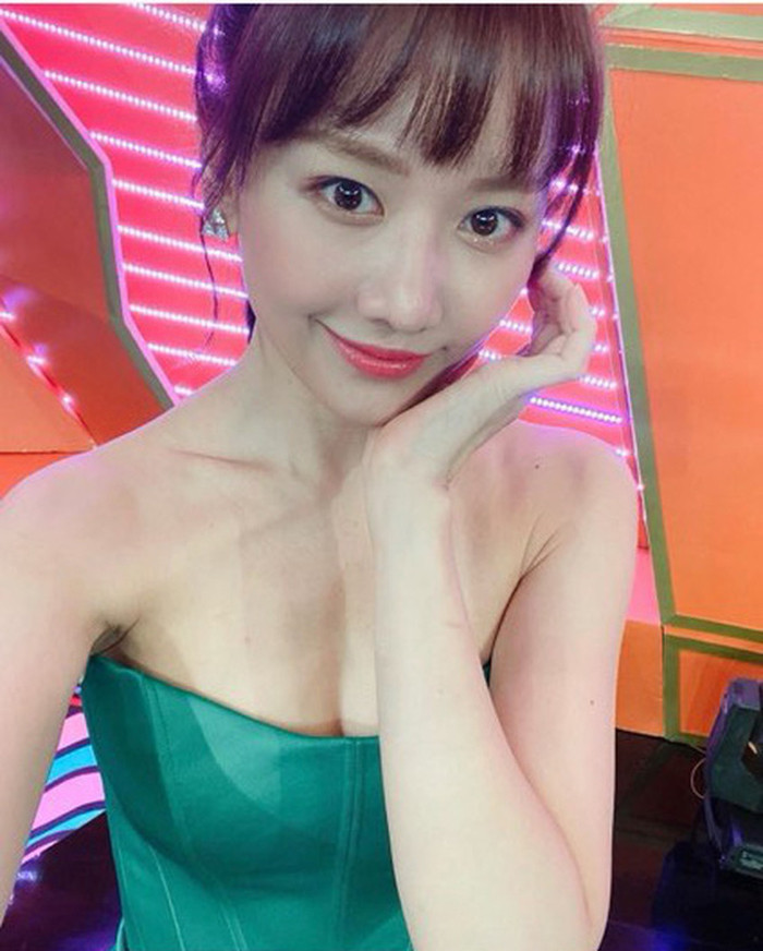 Hoặc đầm cúp ngực khoe khéo vòng một hấp dẫn cùng vai trần quyến rũ.