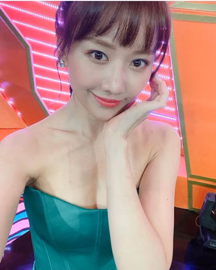 Hoặc đầm cúp ngực khoe khéo vòng một hấp dẫn cùng vai trần quyến rũ.