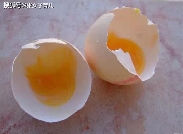 Trứng dính. Trứng dính là loại khi luộc hay đập vỡ lòng đỏ có xu hướng kết dính với vỏ. Giống như trứng có đốm đen, trứng dính hình thành khi vi khuẩn tấn công sâu vào trong. Ăn loại quả này không những không nạp thêm dinh dưỡng mà còn đe dọa sức khỏe trẻ.