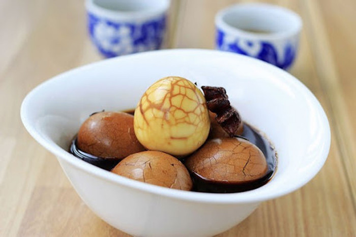 Trứng trà, trứng muối, trứng bắc thảo... được nhiều người ưa thích hoàn toàn không phù hợp để tẩm bổ cho con trẻ. Bên cạnh lý do chất dinh dưỡng trong trứng không được đảm bảo, chúng còn chứa nhiều gia vị, đặc biệt lượng lớn muối không thích hợp với hệ tiêu hóa, thận trẻ. Ảnh: Internet, Sohu.