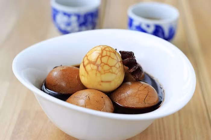 Trứng trà, trứng muối, trứng bắc thảo... được nhiều người ưa thích hoàn toàn không phù hợp để tẩm bổ cho con trẻ. Bên cạnh lý do chất dinh dưỡng trong trứng không được đảm bảo, chúng còn chứa nhiều gia vị, đặc biệt lượng lớn muối không thích hợp với hệ tiêu hóa, thận trẻ. Ảnh: Internet, Sohu.