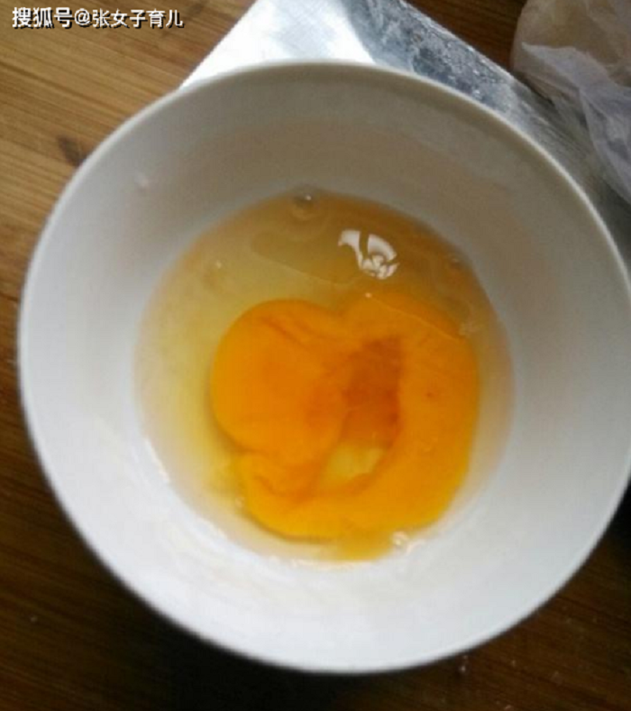 Vậy nhưng, những quả trứng như vậy bắt nguồn từ việc màng noãn hoàng bị vỡ, không có khả năng bọc trứng. Nếu để lâu, vi khuẩn, nấm mốc sẽ có cơ hội thâm nhập phá hủy cấu trúc protein khiến trứng trở thành nguồn đầu độc sức khỏe trẻ.