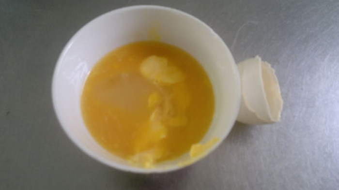 Thay vì dùng thìa vớt bỏ trứng, bạn nên bỏ cả bát bởi chúng dễ nhiễm khuẩn từ trứng hỏng. Hệ miễn dịch của trẻ còn non yếu nên khó có thể tiêu hóa bình thường kiểu thức ăn như vậy.