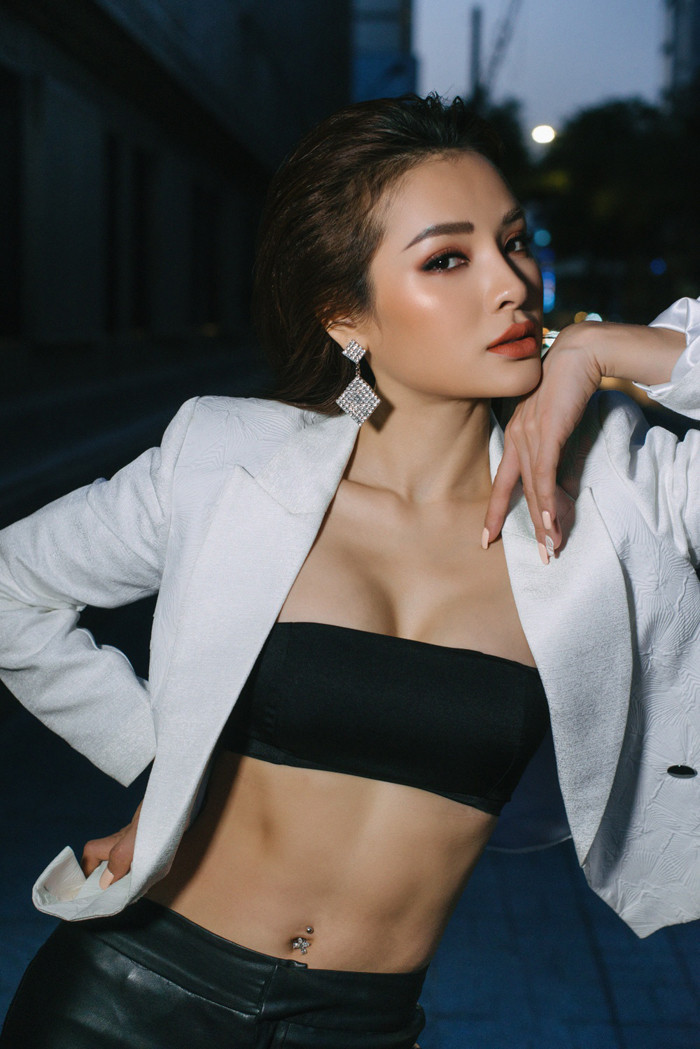 Những chiếc áo croptop dài không quá gang tay được cô tận dụng triệt để nhằm phô diễn vùng ngực nở nang, cơ bụng.