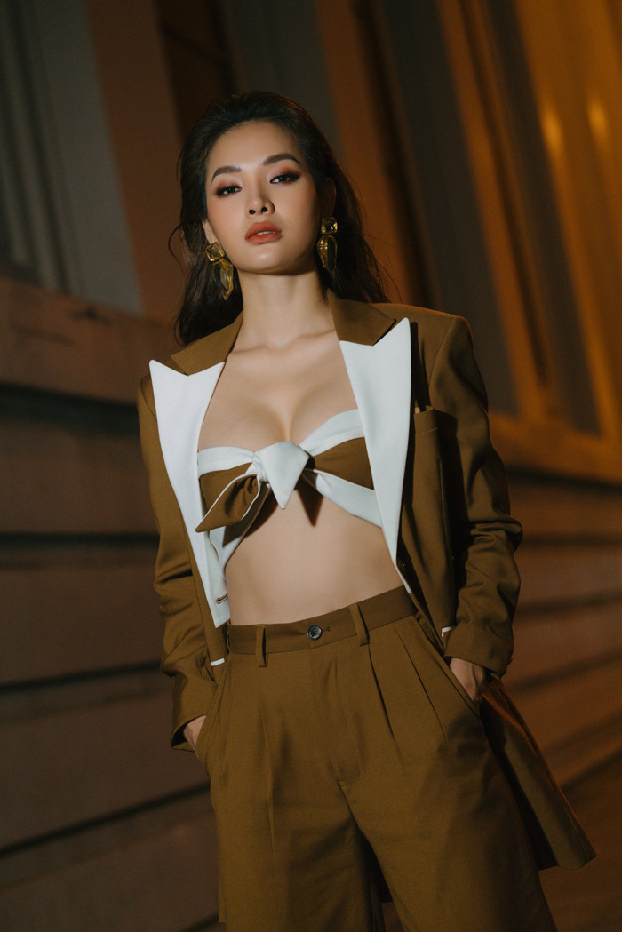 Ngay cả khi diện vest vốn kín đáo, Phương Trinh Jolie vẫn có cách “nhất định phải hở”.