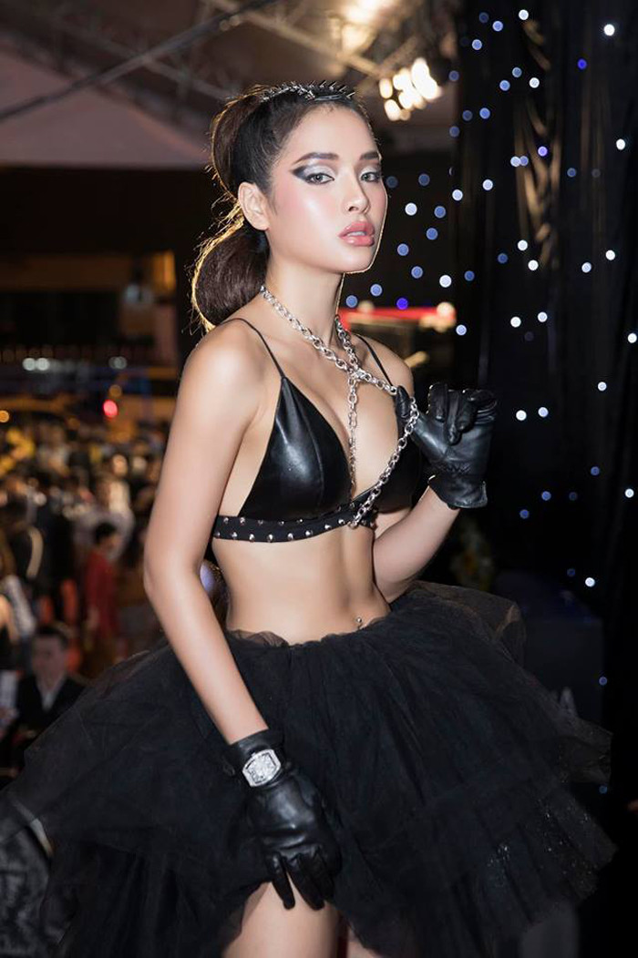 Khoe thân quá đà khiến cô nàng nhận vô số chỉ trích từ những người quan tâm. Đôi khi ranh giới giữa gợi cảm và phản cảm quả thực rất mỏng manh. Ảnh: Interntet.