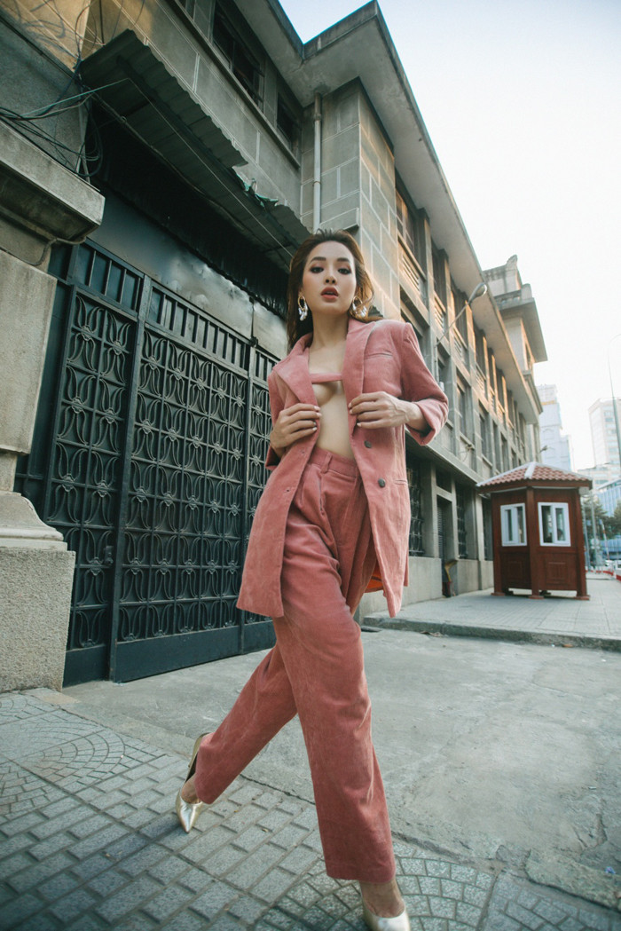 Khi dạo phố, người đẹp An Giang ưu ái bộ đồ khoe khéo vòng 1 căng tràn, săn chắc.