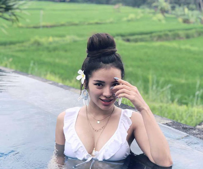 Thậm chí, bạn bè của cô cũng gật gù công nhận: “Không hở không phải là Trinh. Mà đã là Trinh thì sẽ hở”.