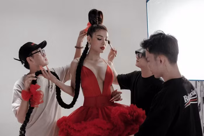 Sau thời gian vắng bóng vì ảnh hưởng của dịch bệnh, ca sĩ Phương Trinh Jolie vừa hé lộ trailer MV mới mang tên “Khi nào anh ghé chơi”. Mỹ nhân quê An Giang khiến khán giả “nghẹt thở” vì vẻ ngoài sexy.