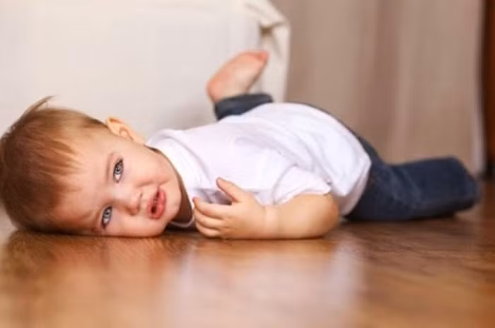 Đập đầu. Chuyên gia sức khỏe cho rằng, hành vi tự ngược đãi bản thân như đập đầu vào tường thường bắt nguồn từ mong muốn trút bỏ cảm xúc của mình.