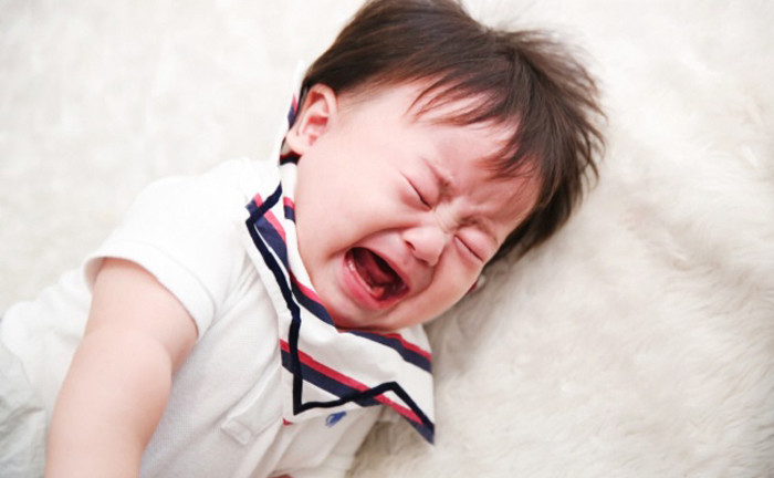 Ngoài ý nghĩa giải tỏa cảm xúc cực đoan, hành vi đập đầu vào tường nhiều trường hợp là cách trẻ muốn bạn biết con đang không khỏe.