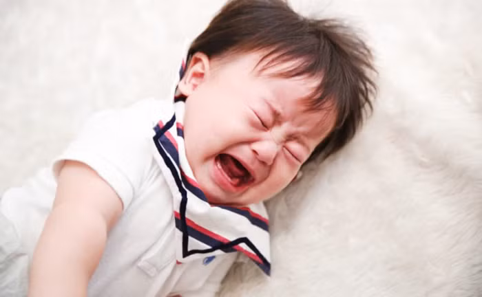 Ngoài ý nghĩa giải tỏa cảm xúc cực đoan, hành vi đập đầu vào tường nhiều trường hợp là cách trẻ muốn bạn biết con đang không khỏe.