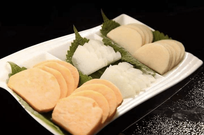 Hạn chế nguyên liệu giàu tinh bột. Các thực phẩm giàu tinh bột như khoai khiến bạn rất nhanh no. Lợi dụng đặc điểm này, nhiều quán lẩu thường đặt chúng ở những vị trí dễ thấy. Để không phải trả tiền nhiều cho bữa ăn chủ yếu là khoai, bạn nên hạn chế chúng trong nồi lẩu của mình.