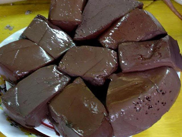 Hạn chế tiết vịt. Tiết vịt cũng được xem là món không nên gọi nhiều khi ăn ngoài hàng. Để có đủ lượng tiết bày bán, hầu hết tiết vịt đều được pha tạp chất, thậm chí là dùng tiết từ động vật khác để pha thay thế.