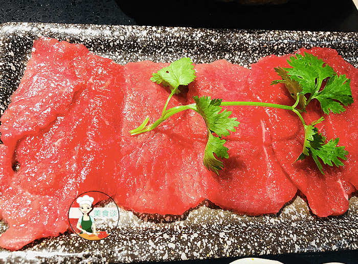 Chọn thịt, hải sản tươi. Thịt, hải sản là nguyên liệu không thể thiếu khi ăn lẩu, đặc biệt là thịt bò, tim... Thế nhưng, bạn nên chú ý đến độ tươi của chúng. Chỉ nên chọn phần thực phẩm tươi, còn lại, thịt, hải sản đông lạnh cần hết sức cảnh giác.