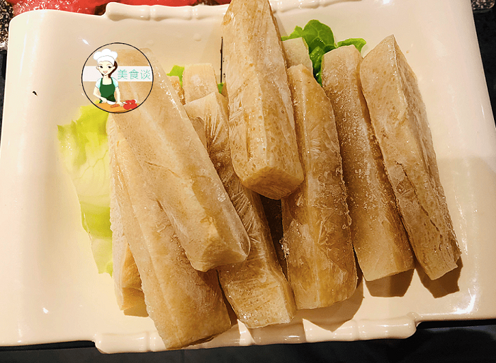 Chọn rau xanh, đồ muối. Giống như nấm, rau củ là thành phần không thể thiếu khi ăn lẩu. Đặc biệt, rau với lượng chất xơ dồi dào giúp tăng cường nhu động ruột, trong khi đồ muối kích thích tiêu hóa sau khi nạp lượng lớn thịt trước đó.