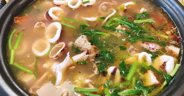 Chẳng hạn khi gọi món mực, bạn nên quan sát xem màu mực trông có tươi mới không. Nếu mắt mực đục, thịt nhớt, râu và đầu không dính chặt vào thân chứng tỏ chúng không hề tươi ngon. Thậm chí, mực có thể bảo quản đông lạnh vài tháng. Ăn những đĩa hải sản như vậy thực không đáng đồng tiền.