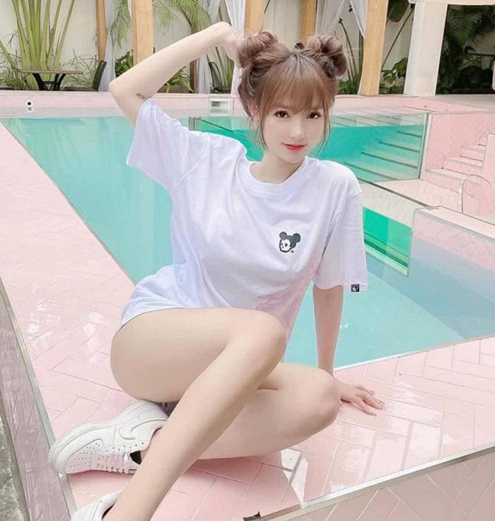 Nhan sắc tựa búp bê của cô được mệnh danh là “búp bê từ Việt Nam” hay “Lisa phiên bản Việt”.