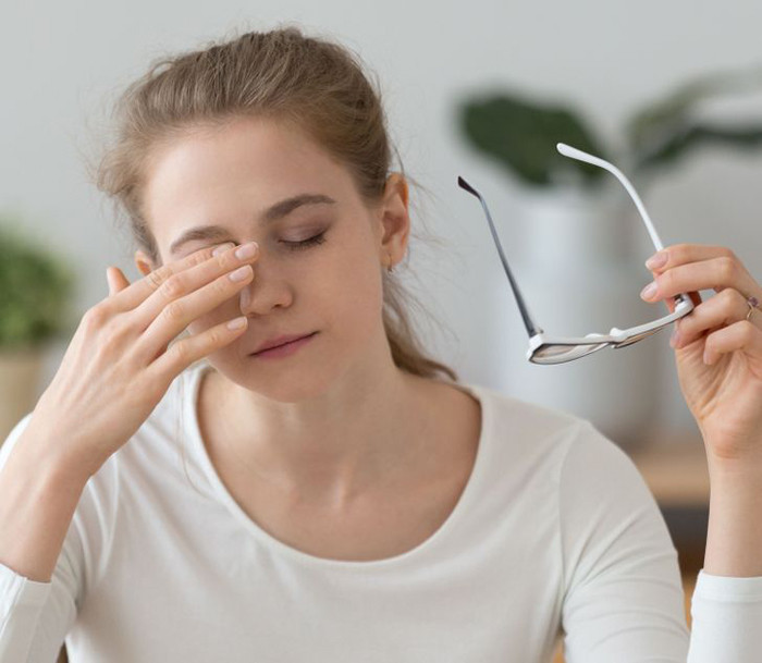 Hội chứng thị giác máy tính. Người làm việc lâu trên máy tính, điện thoại dễ bị mỏi mắt, nhức đầu, khô mắt do màn hình kỹ thuật số đòi hỏi nhu cầu thị giác cao. Tình trạng này được gọi là Hội chứng Thị giác Máy tính (CVS).