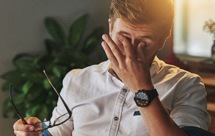 Để ngăn ngừa, hãy sử dụng mắt kính chống lóa cho kính cận hoặc kính áp tròng. Đồng thời điều chỉnh nơi làm việc theo nhu cầu của bạn có thể là một giải pháp thay thế tốt.