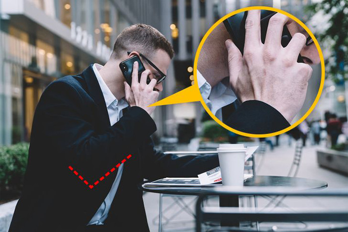 Đau nhức khuỷu tay. Việc gập khuỷu tay 90° liên tục để nghe hay thao tác trên điện thoại có thể làm bạn gặp các triệu chứng như ngứa ran, tê ở ngón trỏ, giữa và ngón cái. Muốn đảm bảo sức khỏe, chuyên gia khuyên nên hạn chế dùng smartphone, thay đổi tư thế liên tục.