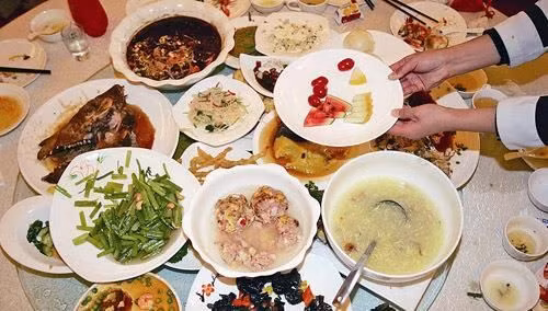 Tiec tung cung con chau, vo chong gia nhan ket dang khong ngo