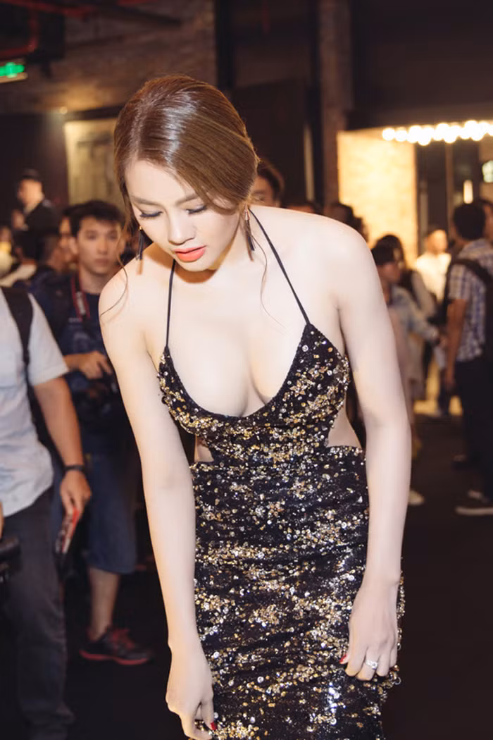 Đây không phải lần đầu nữ diễn viên Găng tay đỏ nhận chỉ trích vì diện trang phục phản cảm tại sự kiện thảm đỏ cũng như streetstyle đời thường.