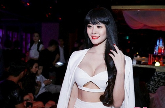 Linh Chi gây “nhức mắt” với bộ cánh không thể gợi cảm hơn.