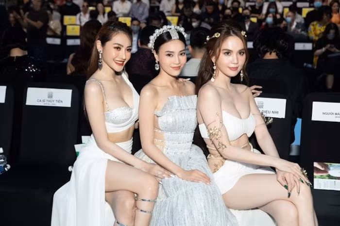 Không chỉ gây chú ý với hành động kém sang, Linh Chi còn “đốt mắt” thiên hạ với trang phục hở bạo khi Tham dự Tuần lễ Thời trang Quốc tế Việt Nam 2020.