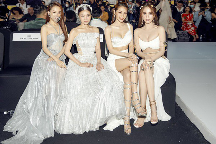 Tuy phô diễn được vẻ đẹp hình thể song bộ đầm trắng xẻ cao tít tắp kết hợp với thiết kế ôm sát, hở gần nửa ngực khiến người nhìn không khỏi “nhức mắt”.