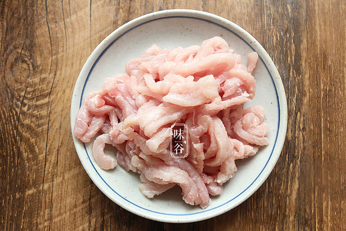 Ngoài ra, thái đúng kĩ thuật còn ảnh hưởng đến chất lượng món ăn. Chẳng hạn, thịt cừu, thịt bò mà thái ngẫu hứng sẽ khiến miếng thịt dính gân bị dai và dễ co lại. Trong khi đó, thịt lợn thái tùy hứng sẽ nhanh chóng vụn nát, khó tạo được màu vàng cháy cạnh đẹp mắt.